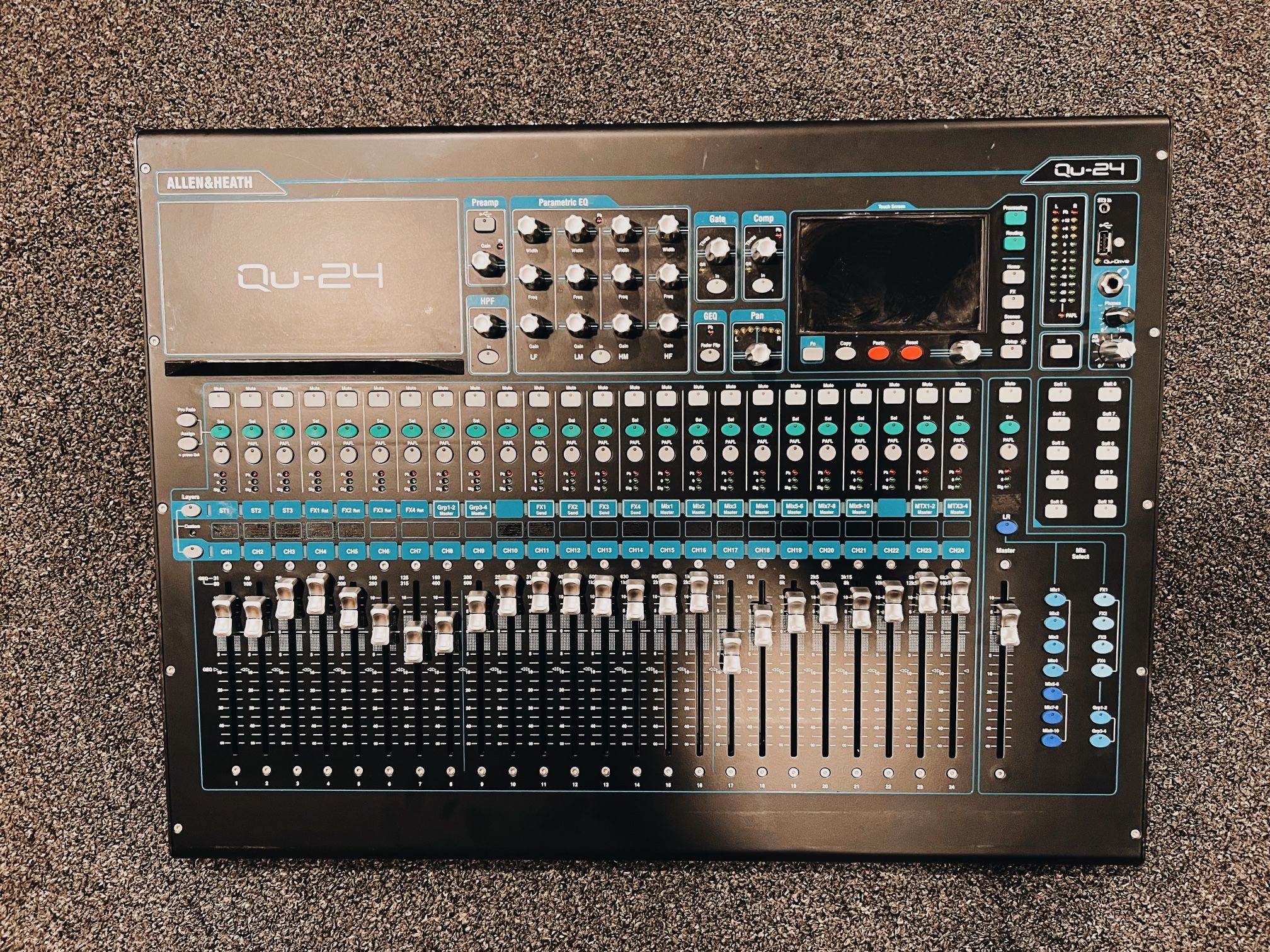Allen & Heath Qu-24 24-channel Digital Mixer - Chrome Edition