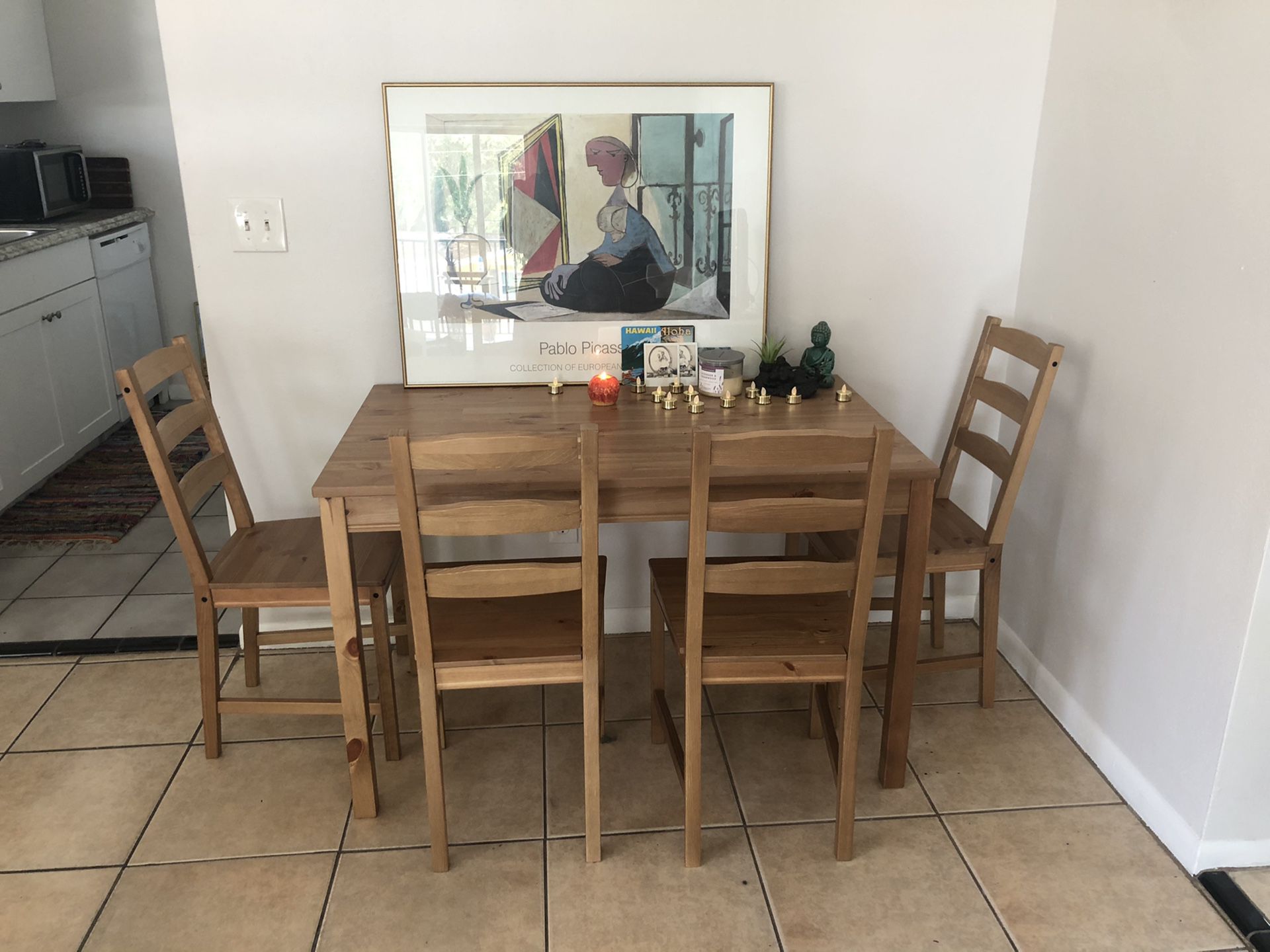Like NEW table and chair dining set