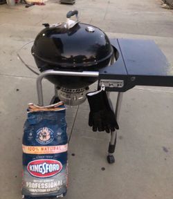 Weber charcoal grill. Asador Weber para usarse con carbón o leña con mesa
