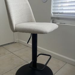 Adjustable height bar stools