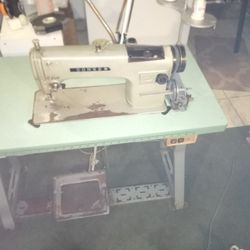 Industrial Sewing Machine Normal Wear Beautiful Condition Well Taken Care Of $500 Or Best Offer