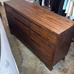 Nice Dresser Come Get 40$