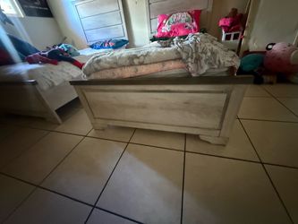 Bed frame w/o mattress twin size