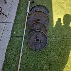 Vendo Estas Pesas  IntER  NATIONAL PAR DE 45 LBS YPAR  DE.  35. LBS  Con  La. Barra