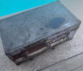 VINTAGE MILITARY FOOTLOCKER/TRUNK