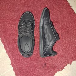 TredSafe slip-resistant shoes LIKE NEW all black,  Size 7.5W.