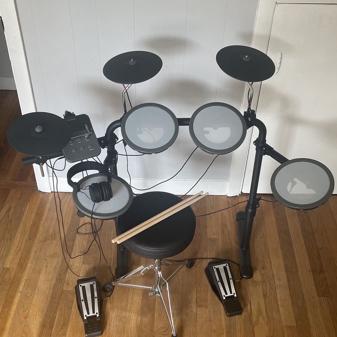 Donner DED-70 Electric Drum Set, Electric Drums with 4 Quiet Mesh Drum  Pads, 2 Switch Pedal, Portable and Solid Drum Set with Type-C Charging, 68+  Sou