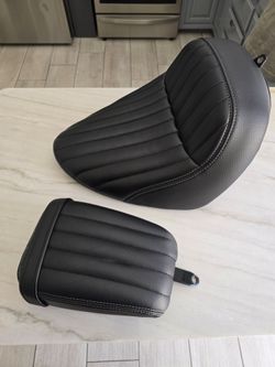 Harley Softail Street Bob Standard 18-25 OEM Seats