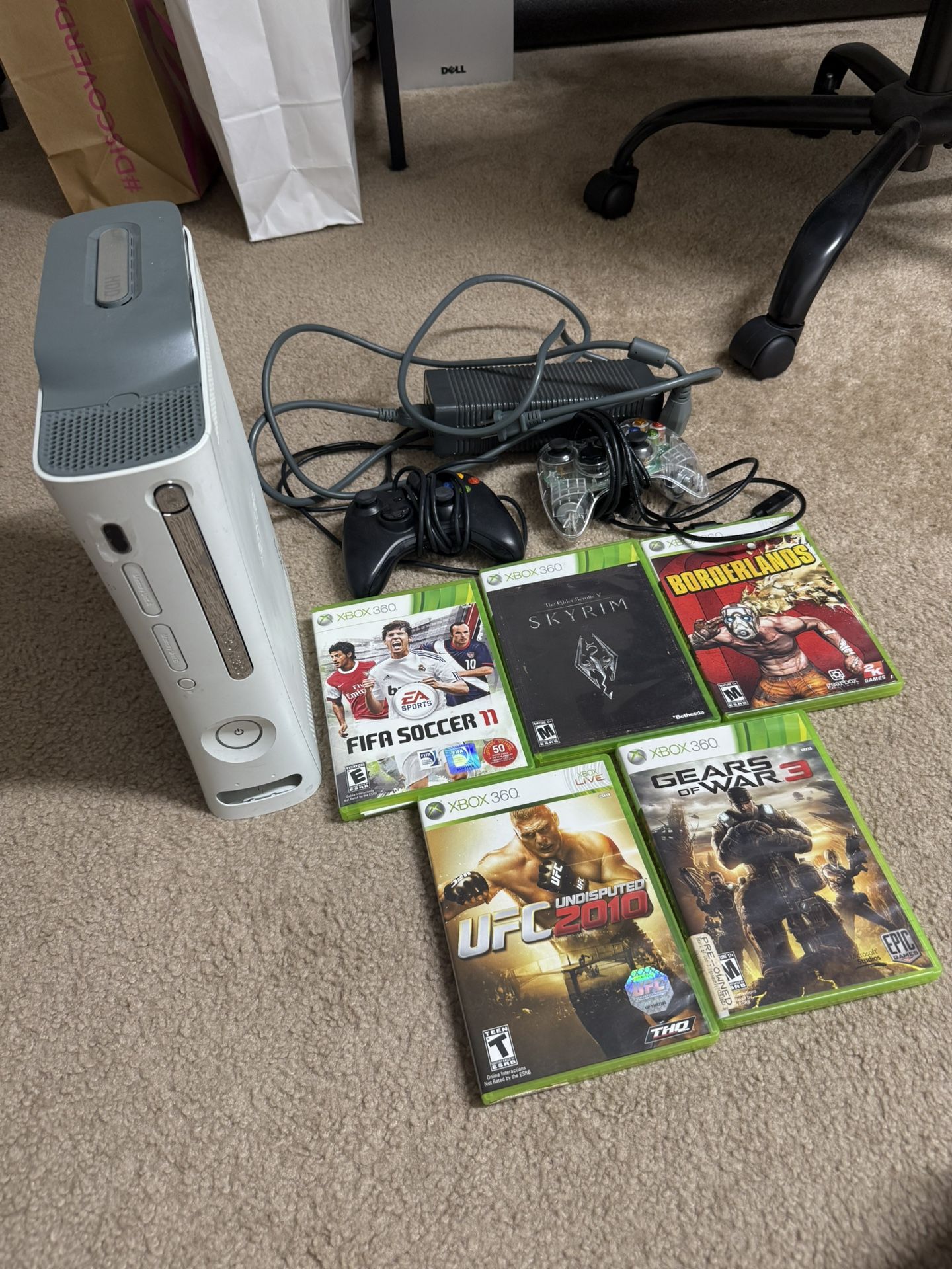 Xbox 360 / 2 Controllers/ Games