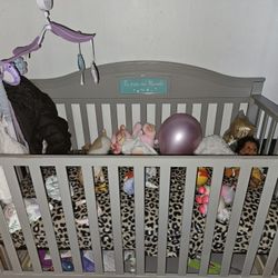 Crib w Mobile  & Twin Size Conversion 