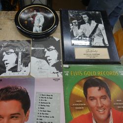 ELVIS PRESLEY COLLECTIBLE PLATE WITH PAPER WORK. 1991 ELVIS PRESLEY ENTERPRISES. INC. PLATE NUMBER 5562F .IN FRAME. GOOD CONDITION. PLAQUE 15X12 . PIC