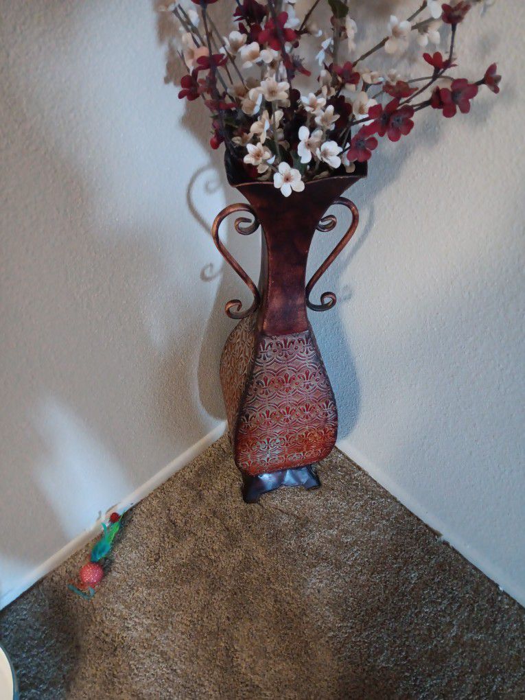 Metal Aluminum Light Weight Vase With Flowers 