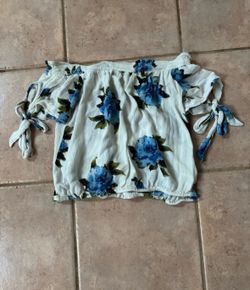 Kendall & Kylie White Off-Shoulder Blue Floral Crop Top