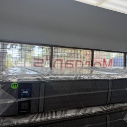 QUEEN SIZE SEALY POSTUREPEDIC PLUS MATTRESS & BOX SPRING BED SET
