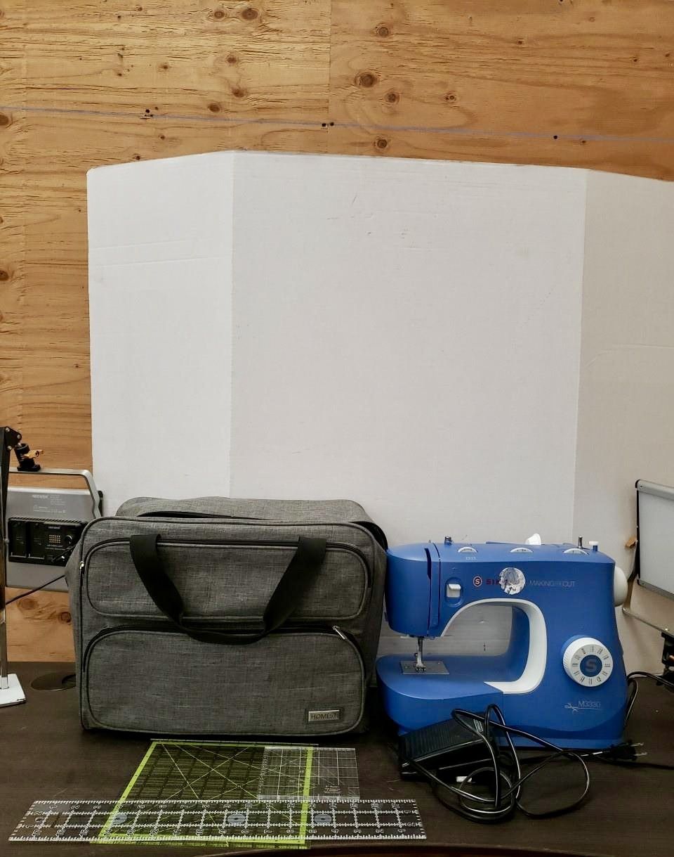 Singer Sewing Machine Model M3330 with Accessories and 97 Stitch Applications.  Excellent condition