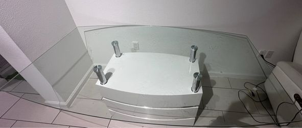 Mesa con cubierta de vidrio templado y base de diseño
