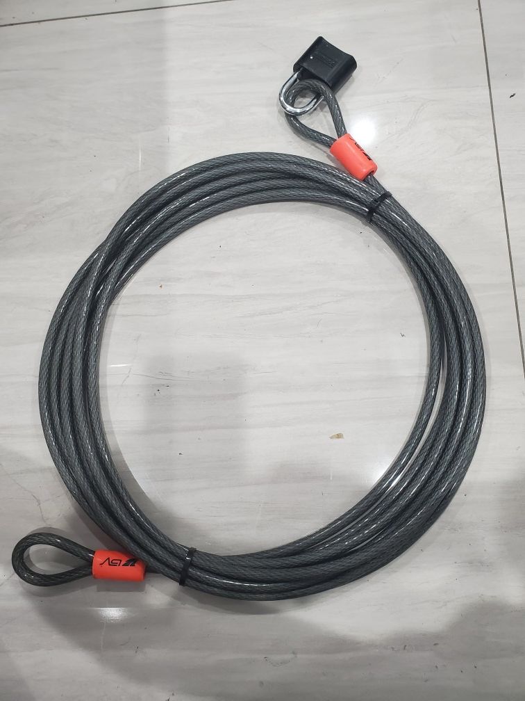 Security cable w/máster lock. 30 feet