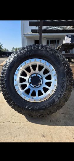 17" LOCK Yosemite w/ 33" RT tires