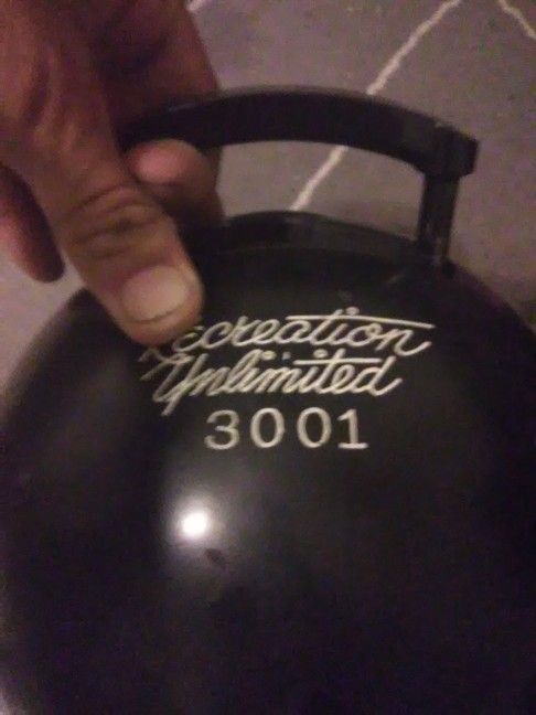 Handicap & beginner retractable handle bowling ball & wrist protector