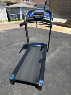 HORIZON 2.5 H.P. TREADMILL IN EXCELLENT CONDITION AND MANY BELLS AND WHISTLES. $200.00 OR BEST OFFER.