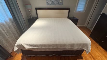 Kingwood frame bed with boxspring King wood bed with boxspring