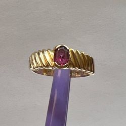 Lady’s stone ring 14k yellow gold with oval cut pink ruby