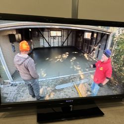 Sony Bravia 40”inch. NOT SMART TV, NO REMOTE !!