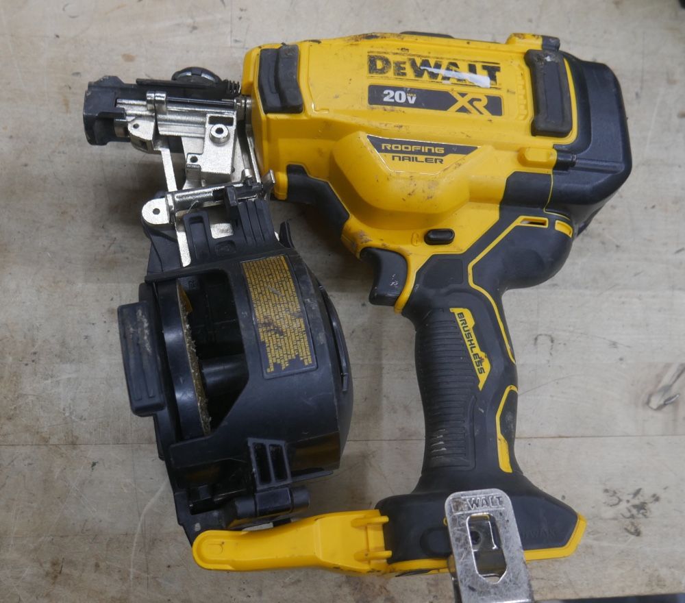 DEWALT DCN45RN 20V XR Cordless Roofing Coil Nail Gun Tool Only. USED. TESTED. IN A GOOD WORKING ORDER. 