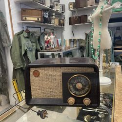 General Electric antique radio, turns on, 1940's