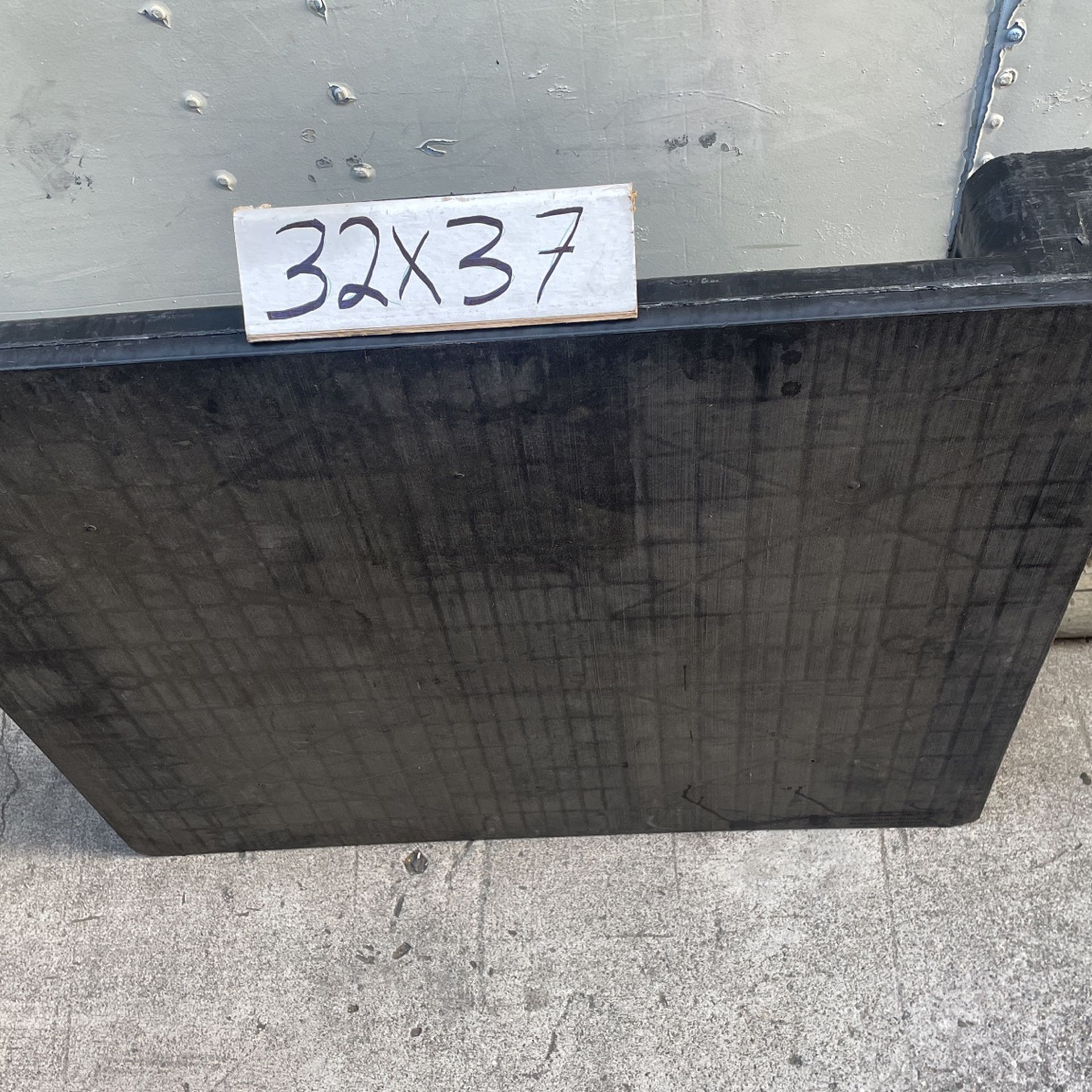 32x37 Flat Top Heavy Duty Plastic Pallets. $5 Each
