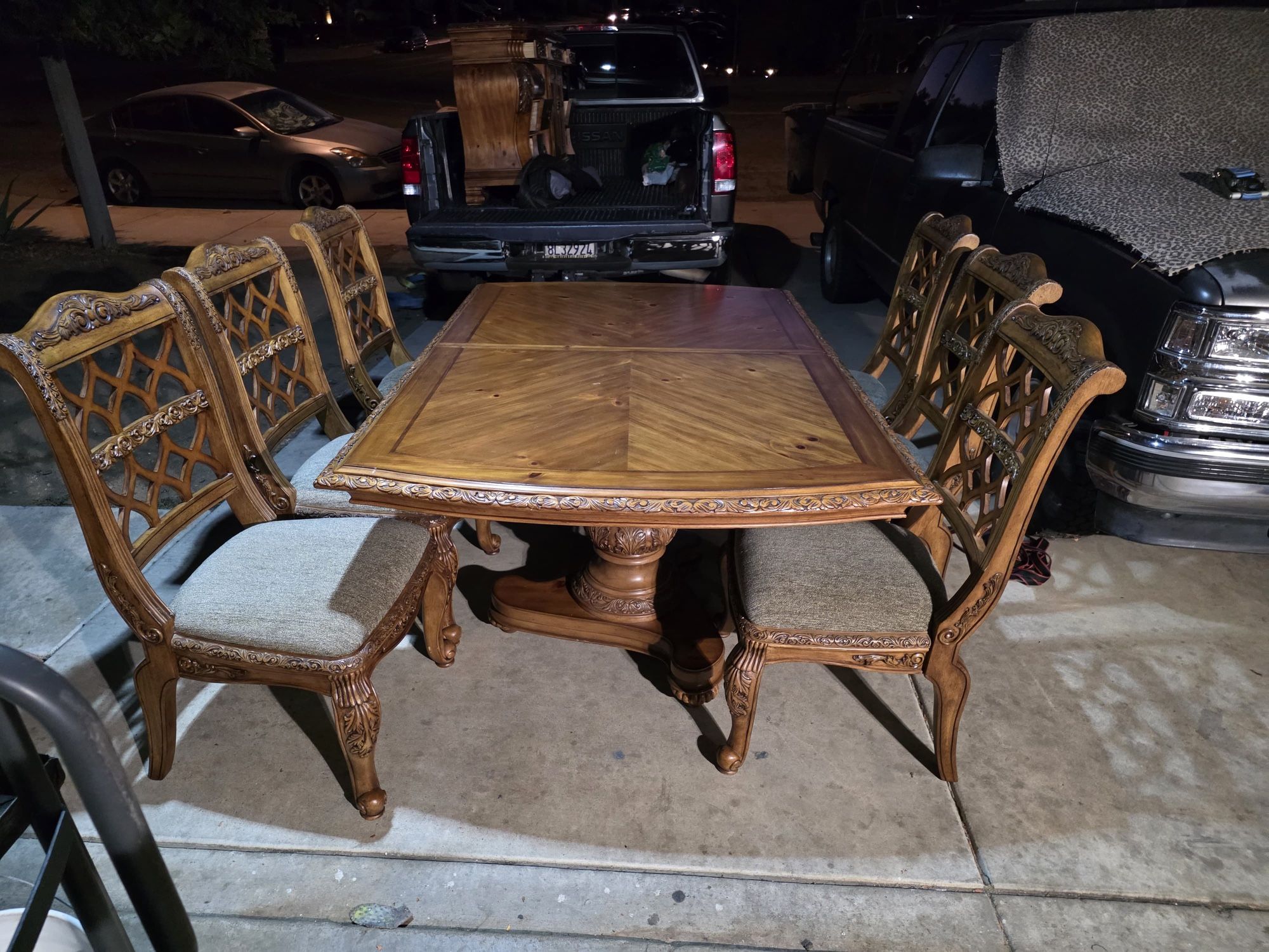 Wooden dining table with its set of chairs