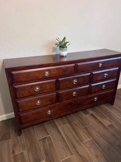 Bedroom set and bed (queen size bed, mattress, 2 nightstands, dresser, chest of drawers)