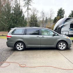 Toyota Sienna XLE 2011