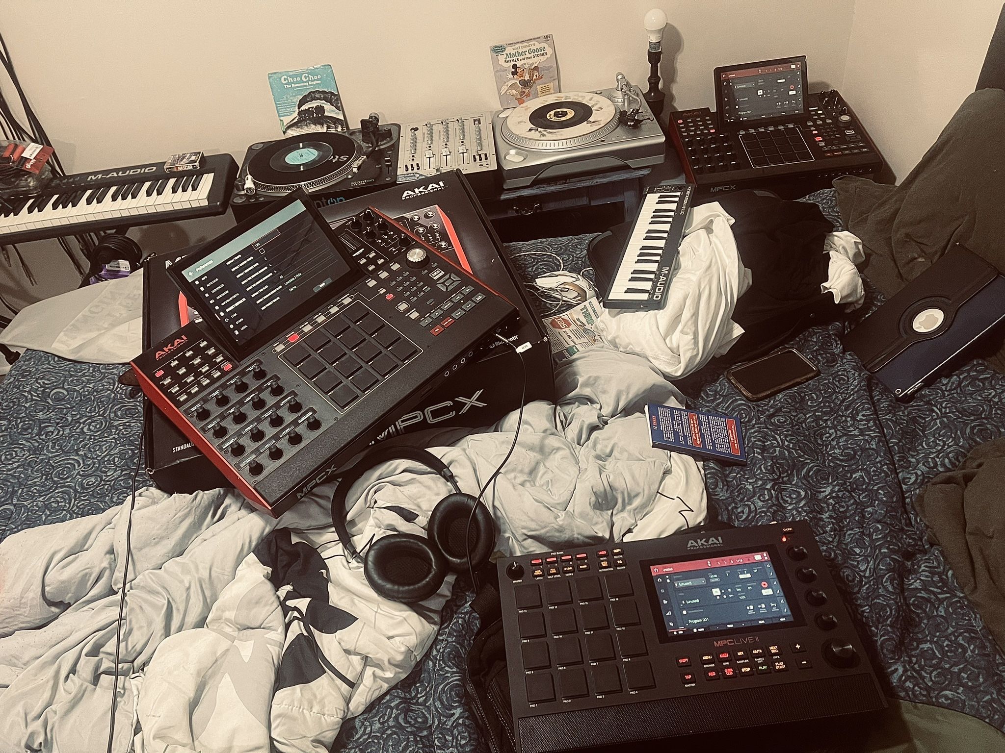 Akai MPC X & Live 2, ROLAND MC808 & JS-30, Liven LoFi 12