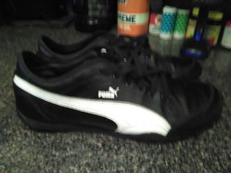 Leather pumas very good condition size 10/1/2