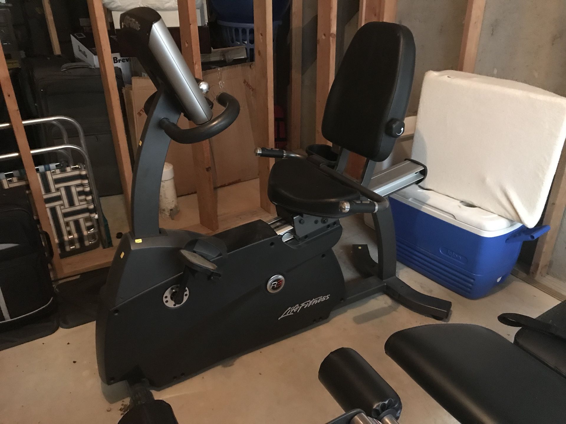 Life Fitness R3 Recumbent Lifecycle Exercise Bike