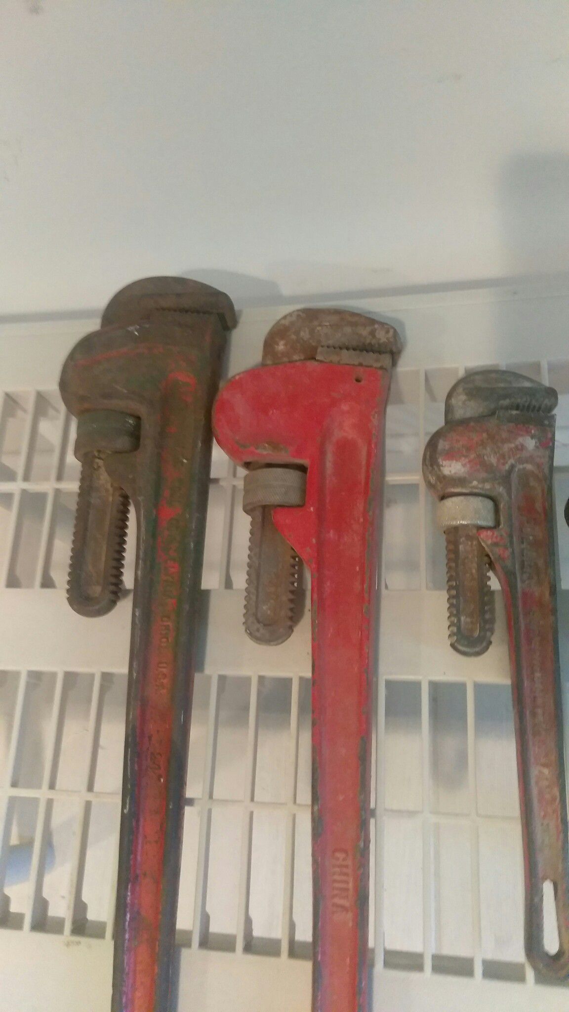 Pipe monkey wrenches