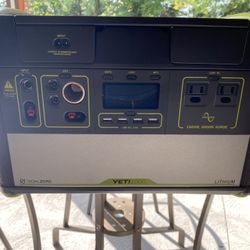 YETI 1000 GOAL ZERO POWER BANK WITH 3 SOLAR PANELS