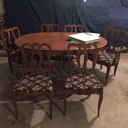 Dining room table $325