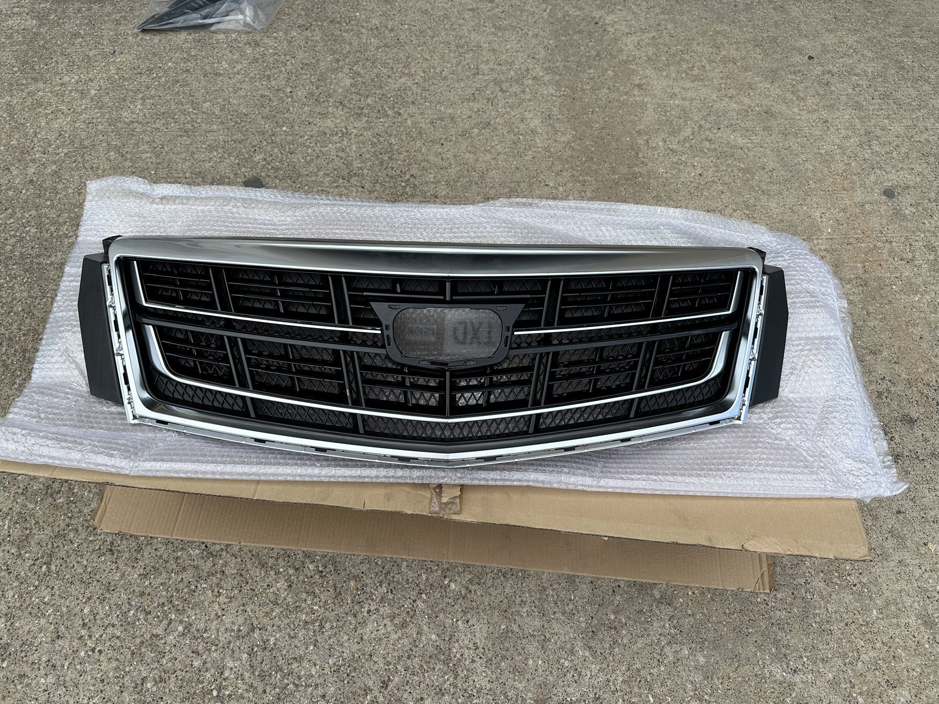 Cadillac XTS Grille 13-17 ( New Car Parts )