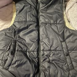 Creamy And Black Puffer Vest Cropped 