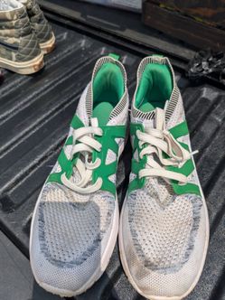 Tennis shoes