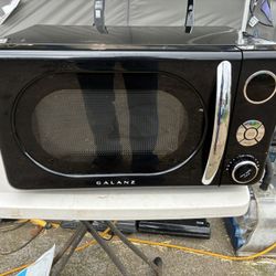Galanz 0.7 cu. ft. Retro Countertop Microwave Oven