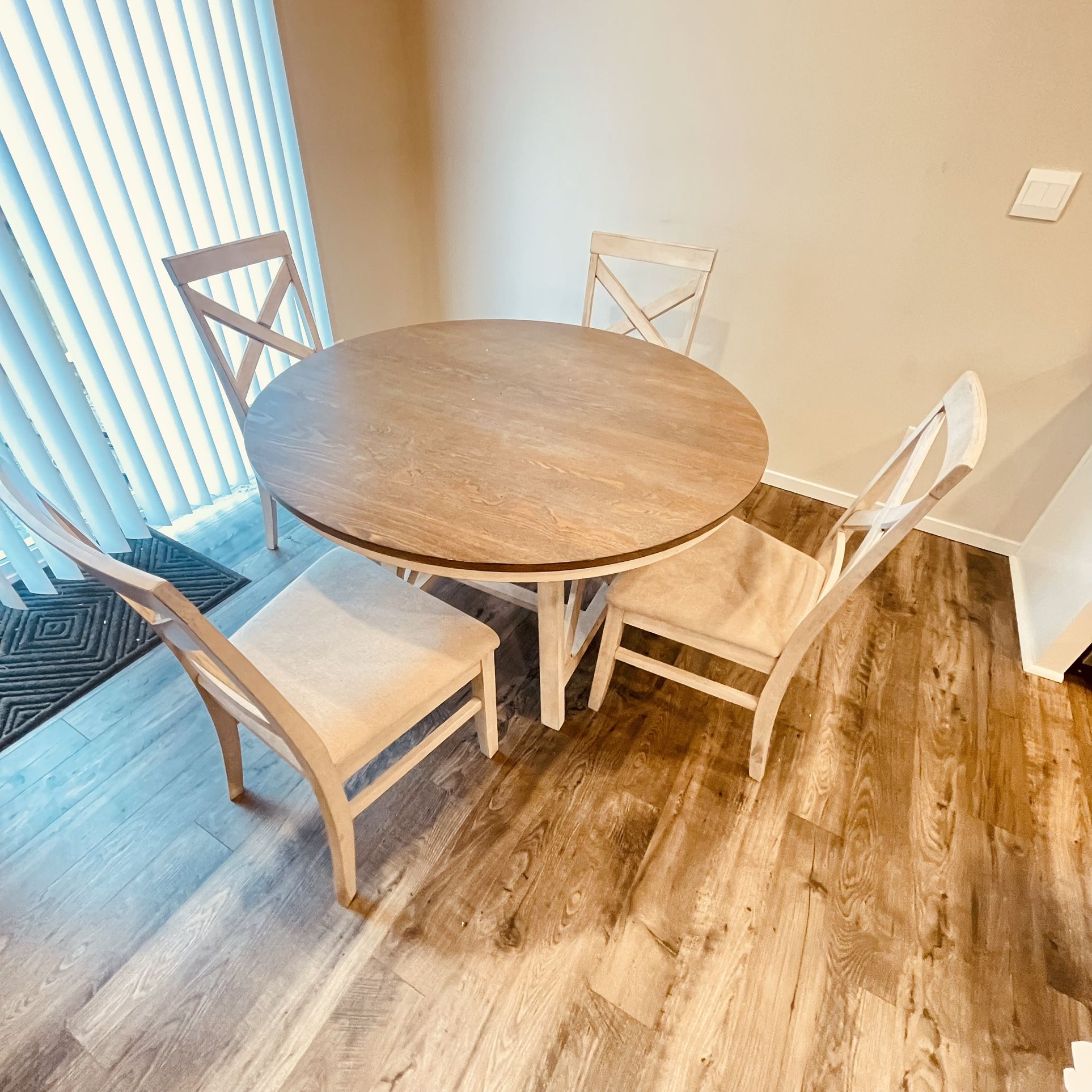 4 Chair Dinning Table