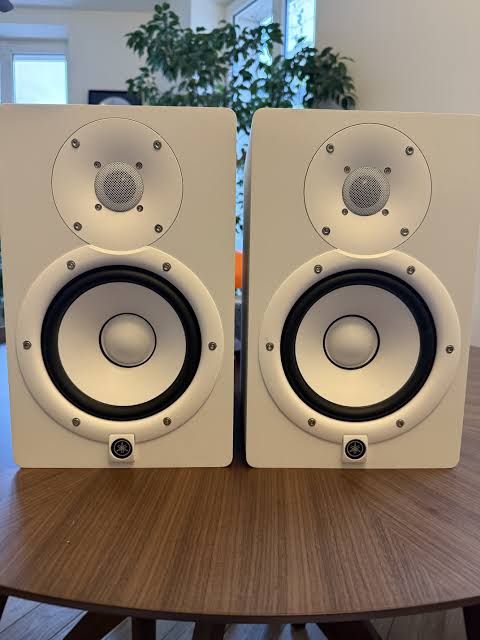 Yamaha HS7 Speakers, Stand & Subwoofer