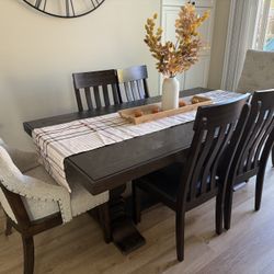 Hillcott Extendable Dining Table