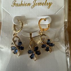 collar y pendientes brillantes y colgante de piedra