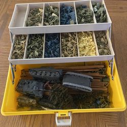 Vintage Tackle Box With Tons Of Mini Army Men Tanks Etc! Italy, Marx? 