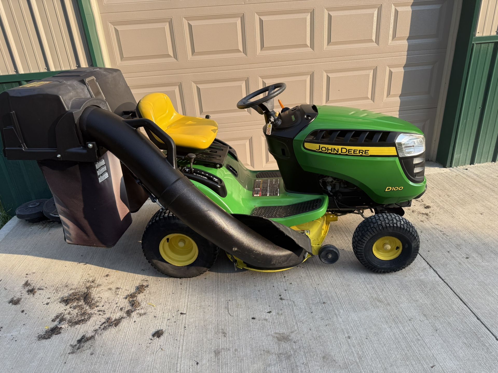 JOHN DEERE D100 RIDING MOWER 42" WITH BAGGER SYSTEM 216 HOURS ONLY $1200
