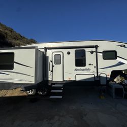 2018 Keystone Springdale 5th wheel trailer